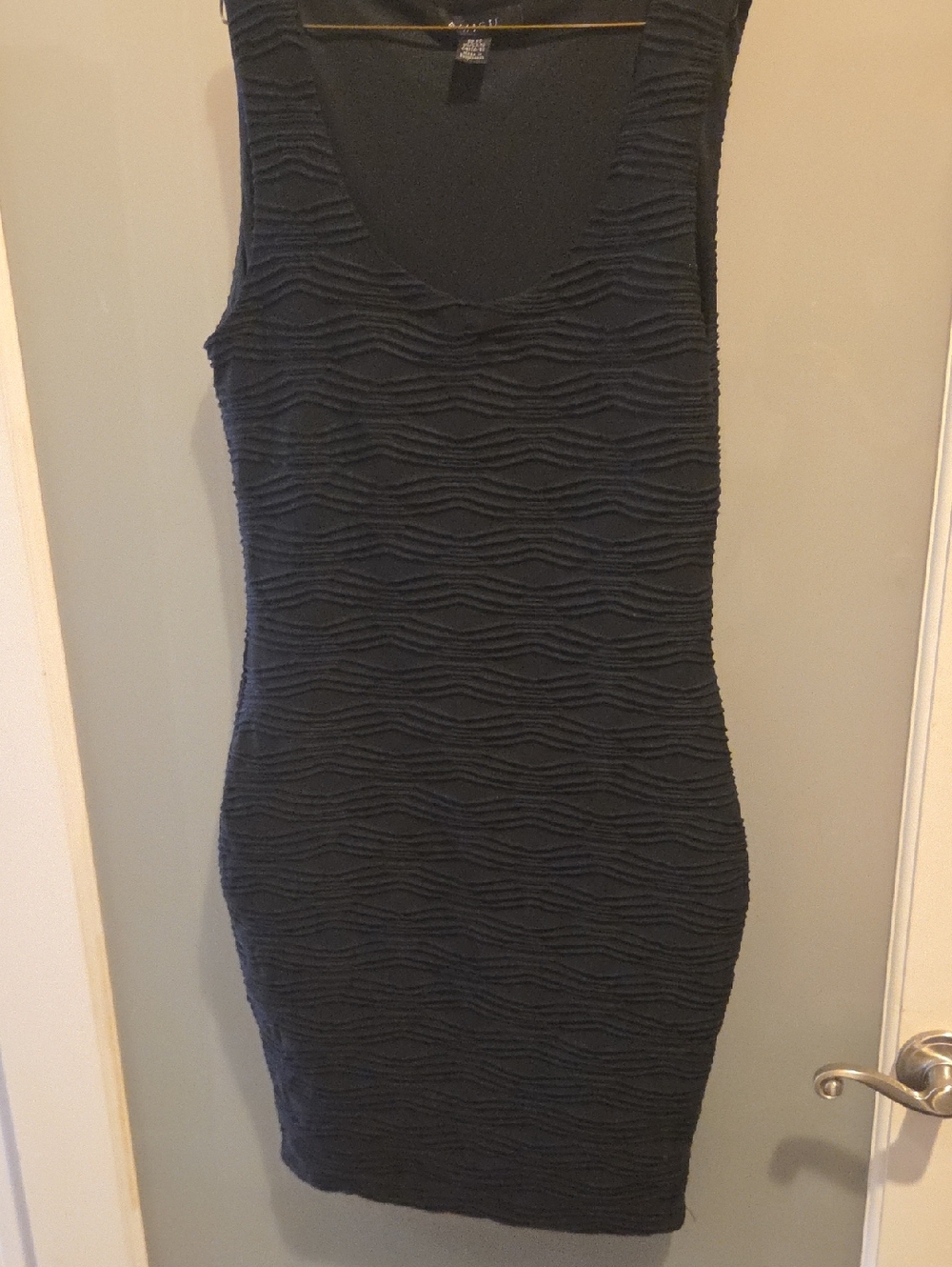 Sleeveless Textured Bodycon Dress in Black